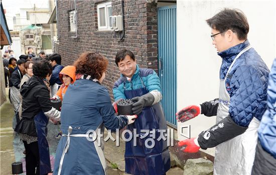 24일 광주 남구 방림2동에서 최영호 남구청장을 비롯한 방림2동 동복지호민관협의체 위원, 남선산업 임직원들이 사랑의 연탄 나눔 봉사활동을 하고 있다. 이날 연탄 나눔 행사는 지난 4일 남선산업(회장 김홍균)에서 연탄 1만장을 후원해 마련됐다.
