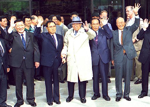 정주영 현대그룹 명예회장은 1998년 6월 16일 일부 수행원과 함께 소 500마리를 이끌고 북한으로 이동했다.

