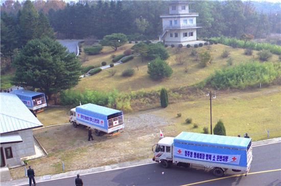 1998년 6월 16일 정주영 명예회장은 소 500마리를 트럭 50대에 실어 북한으로 이동했다..
