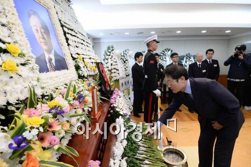 [포토]YS 빈소 찾은 조희연 서울시교육감 