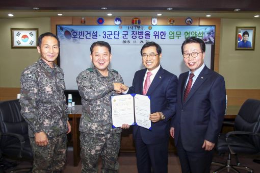 호반건설이 육군 3군단과 '1사 1병영 협약'을 체결하고 자매결연을 맺었다. 24일 협약식 후 김병주 3군단장(왼쪽 두번째)와 전중규 호반건설 대표이사(왼쪽 세번째)가 기념촬영을 하고 있다.
