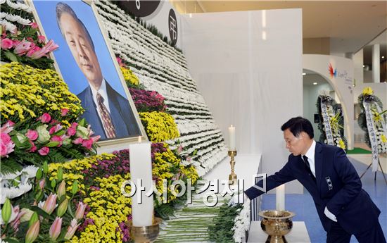 [포토]윤장현 광주시장, 故 김영삼 전 대통령 분향소 조문 