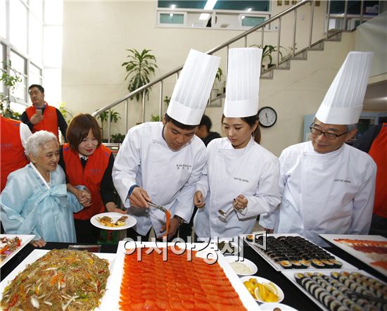 추신수 선수, 부인 하원미씨, 송용덕 롯데호텔 대표이사 사장이 어른신들께 배식 봉사를 하고 있다. 