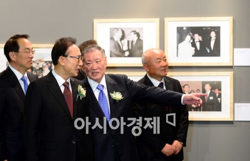 [포토]정주영 사진보며 대화 나누는 이명박-정몽구