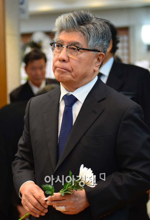 [포토]YS 빈소 찾은 김중수 전 한국은행 총재 