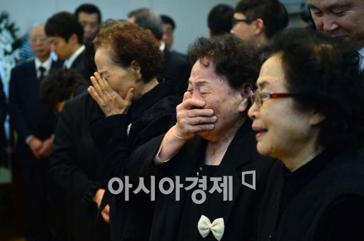 [포토]오열하는 김영삼 전 대통령 동생