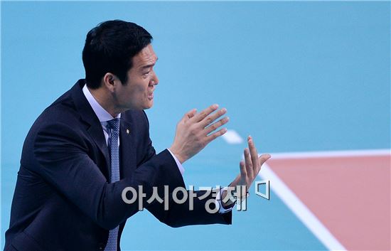 [포토]선수들 독려하는 김상우 감독