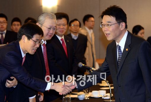 [포토]인사 나누는 강호인 국토교통부 장관