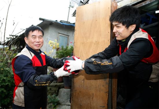 ▲허수영 롯데케미칼 사장(왼쪽)이 24일 직원들과 관악구 삼성동 일대에서 사랑의 연탄 나눔 활동을 펼치고 있다.