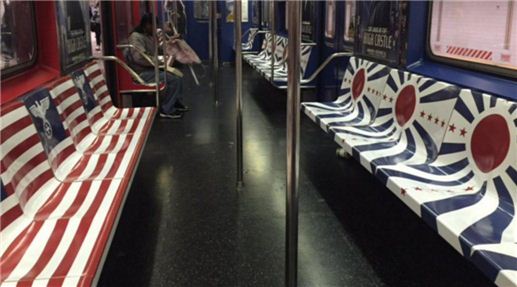 뉴욕시 지하철을 도배한 나치 및 욱일기 문양의 아마존 광고. 사진=트위터 화면 캡처