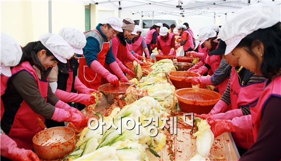 나눔활동을 몸소 실천하고 있는 곡성군 자원봉사센터 자원봉사자 230여명이 3일간 사랑의 김장 담그기 행사에 참여해 겨울나기가 어려운 우리 주변의 이웃들에게 사랑의 온정을 전했다.
