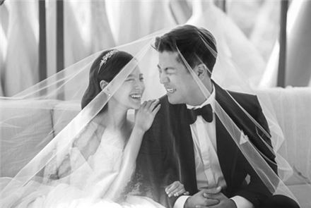 강민호·신소연, 2년 열애 끝에 오늘 결혼…뜻 깊은 나눔까지