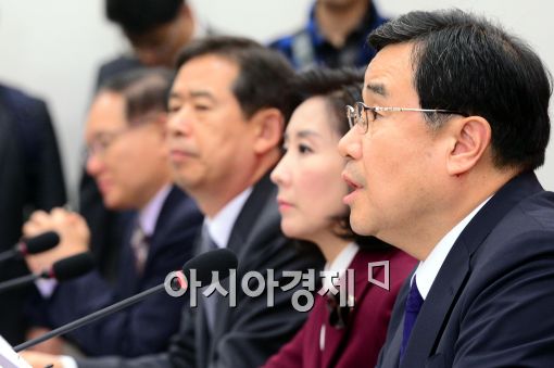 김정훈 새누리당 정책위의장(오른쪽)