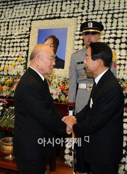 [포토]김현철씨 위로하는 전두환 전 대통령 