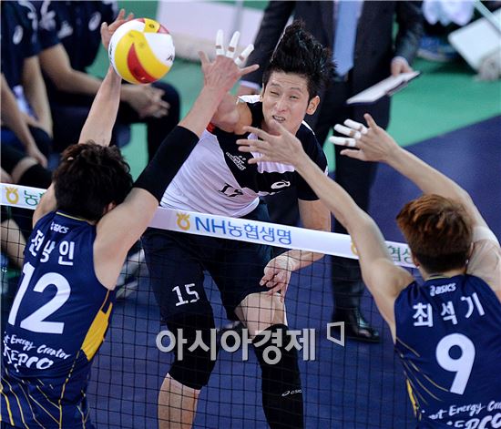 [포토]문성민, '블로킹 뚫었어!'