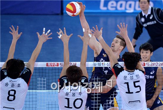 [포토]얀 스토크, '블로커 세 명쯤이야~'