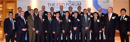 KOTRA는 25일 서울리츠칼튼호텔 그랜드볼룸에서 '2015 외국인 투자기업 CEO 포럼'을 개최했다. 행사에 참석한 주요 인사들이 단체 사진을 촬영하고 있다. (앞줄 왼쪽부터) 오스만 알 감디 아람코 아시아 코리아 대표, 다비드 피에르 잘리콩 FKCCI 회장, 안드레 노톰브 솔베이코리아 대표, 그래함 도즈 주한 호주상공회의소(AustCham) 회장, 함정오 KOTRA 부사장, 김인철 외국인투자옴부즈만, 이인호 산업통상자원부 무역투자실장, 강영철 국무조정실 규제조정실장, 크리스토프 하이더 ECCK 사무총장, 한주호 지엠 부사장, 인요한 연세대 의과대학 세브란스 국제진료센터소장, 한기원 인베스트 코리아 대표 (뒷줄 왼쪽부터) 김종갑 지멘스 회장, 마르셀 가보렐 베올리아 대표, 김진철 FORCA 회장, 브래들리 벅월터 타이코 코리아 대표, 우에노 야스아키 후지제록스 대표, 션 브레이클리 BCCK 대표, 신우성 KCMC 회장, 아츠유키 미키 SJC 회장, 롤란드 이데뮈르 SKKC 회장
