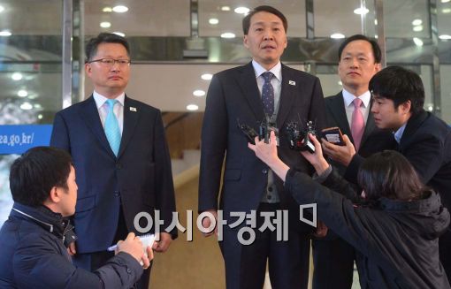 [포토]판문점으로 출발하는 남북 실무접촉 대표단 
