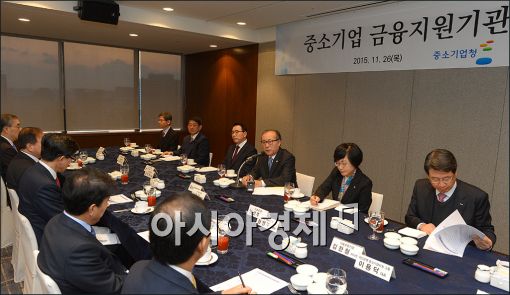 [포토]시중은행장 만나는 한정화 중기청장