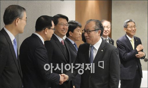 [포토]시중은행장 만나는 한정화 중기청장