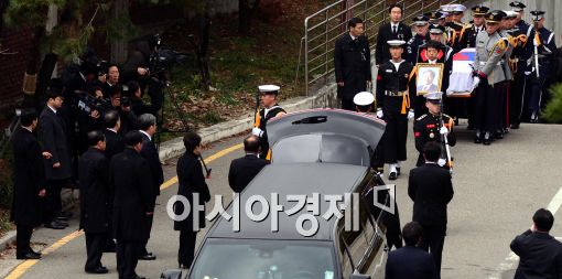 [포토]운구차량으로 향하는 김영삼 전 대통령 운구