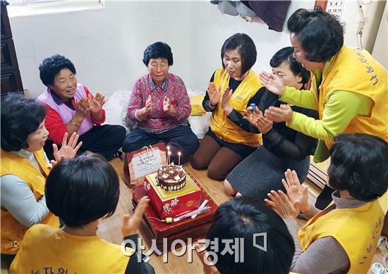 장흥나눔자원봉사회(회장 김득숙)는 26일에 생일 맞은 어르신을 방문해 축하하는 시간을 가져 주위에 훈훈함을 전하고 있다.
