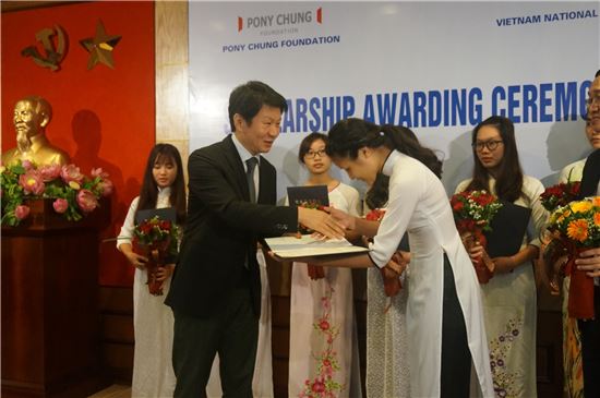 포니정재단, 베트남 장학생에게 장학증서 전달