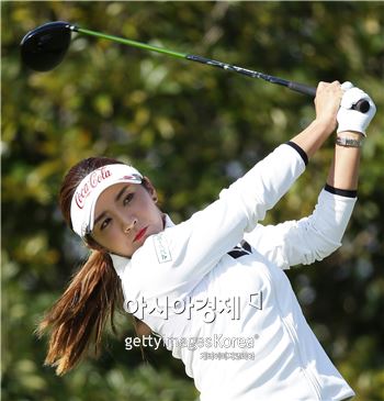 이보미가 리코컵 첫날 3번홀에서 티 샷을 하고 있다. 미야자키(일본)=Getty images/멀티비츠