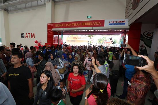 26일 롯데마트 인도네시아 40번째점포인 '따식말라야점'매장에 고객들로 인산인해를 이루고 있는 모습. 