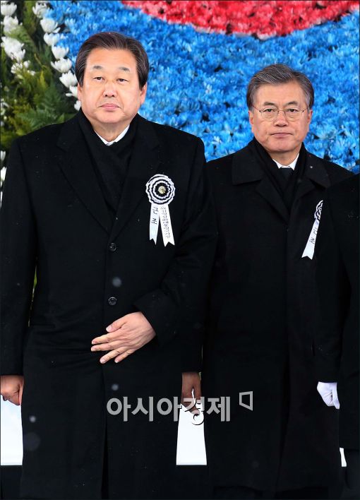 [포토]헌화 마친 문재인·김무성