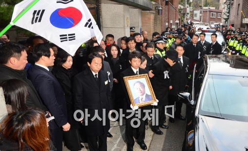 [포토]현충원으로 이동하는 고 김영삼 전 대통령