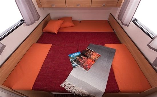 캐러밴 내부모습, 접이식 소파를 펼치면 침대로 변신한다. 사진=저먼카라반 제공