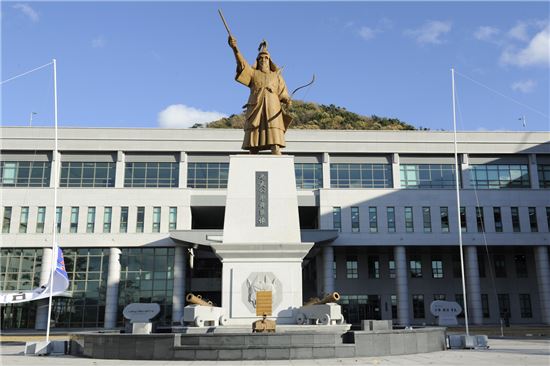 해군 차기상륙함 '천자봉함' 진수…달라진 성능 보니