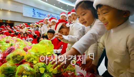 [포토]고사리 손으로 저금통 쌓기