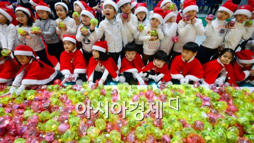 [포토]어린이들이 모은 사랑의 저금통 쌓기