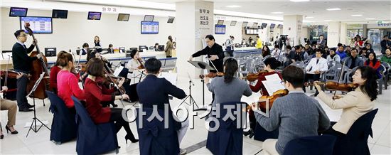 전남대학교병원(병원장 윤택림)이 환자 쾌유기원 음악회를 첫 눈이 내린 지난 26일 병원 1동 로비에서 개최했다.
