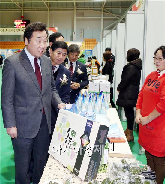 [포토]이낙연 전남지사,전남 사회적경제인 한마당 행사 참석