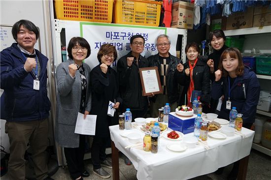 김은영 생활보장과장(왼쪽 두번째), 창기정 마포지역자활센터장, 클린하우징 대표 및 관계자들이 파이팅을 외치고 있다.
