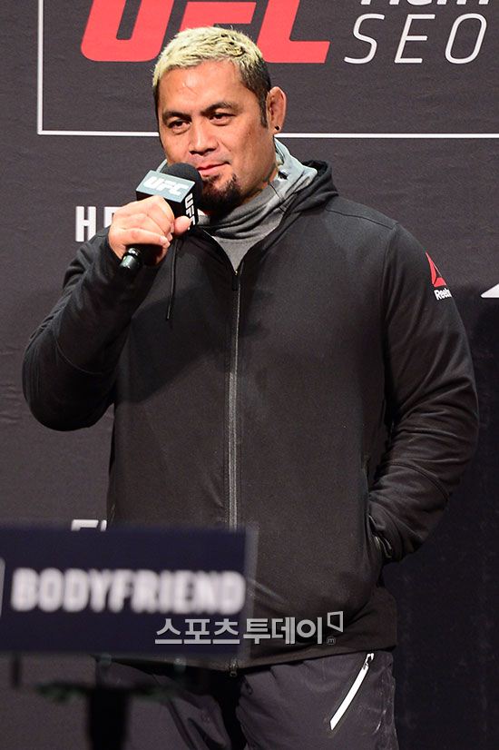 마크 헌트, UFC 루이스에 4라운드 TKO승