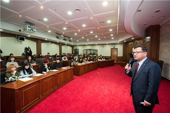 오세천 LG CNS 상무가 23일 동서대 민석도서관 국제세미나실에 열린 취업 특강에서 강의를 진행하고 있다.(자료:동서대)
