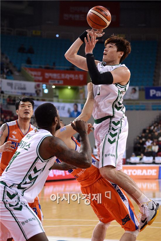 [포토]윤호영, '파울 유도에 넘어가지 않아!'