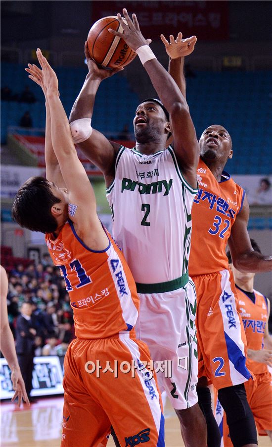 [포토]벤슨, '두 명의 수비를 뚫고 점프슛'