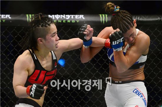 UFC 함서희와 코트니 케이시 [사진=김현민 기자]