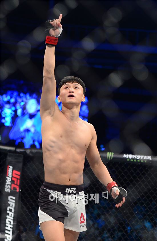UFC 벤 헨더슨 5R 판정승…김동현-최두호 TKO승(종합)