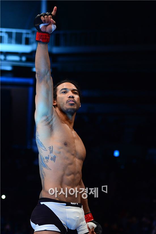 UFC 벤 헨더슨 5R 판정승…김동현-최두호 TKO승(종합)