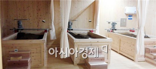 장흥군(군수 김성)은 오는 12월 1일부터 우드랜드 내에 있는 편백소금집에서 편백효소 톱밥찜질시설을 운영한다.