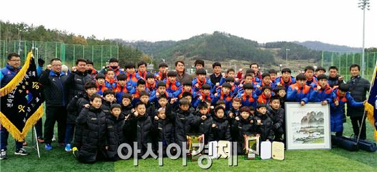 장흥초등학교와 장흥중학교가 제43회 전라남도 교육감기 초·중학교 축구대회에서 나란히 우승컵을 들어 올리며 대회를 휩쓸었다.
