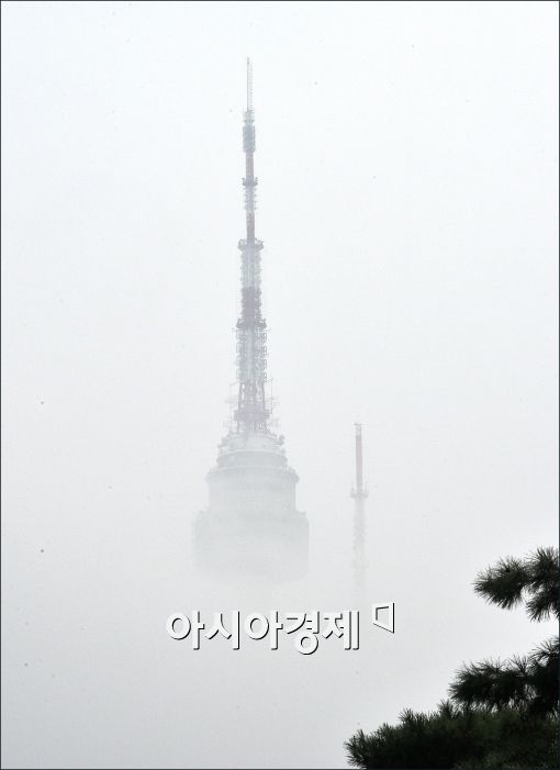 [포토]비구름에 잠긴 남산 N타워