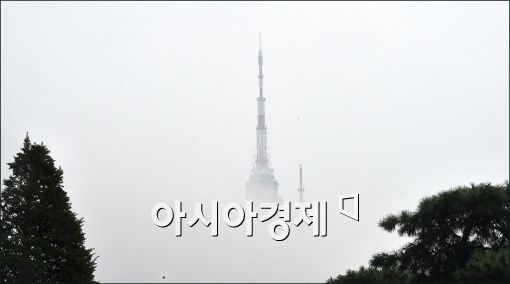 [포토]남산 N타워를 삼킨 비구름