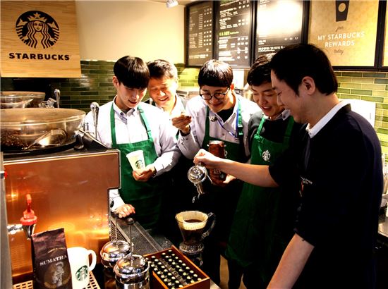 스타벅스커피 코리아가 11월27일 서울 소공동 지원센터(본사)에서 협력사 신입사원 30여명을 초청해 '동반성장 커피세미나'를 개최했다. 